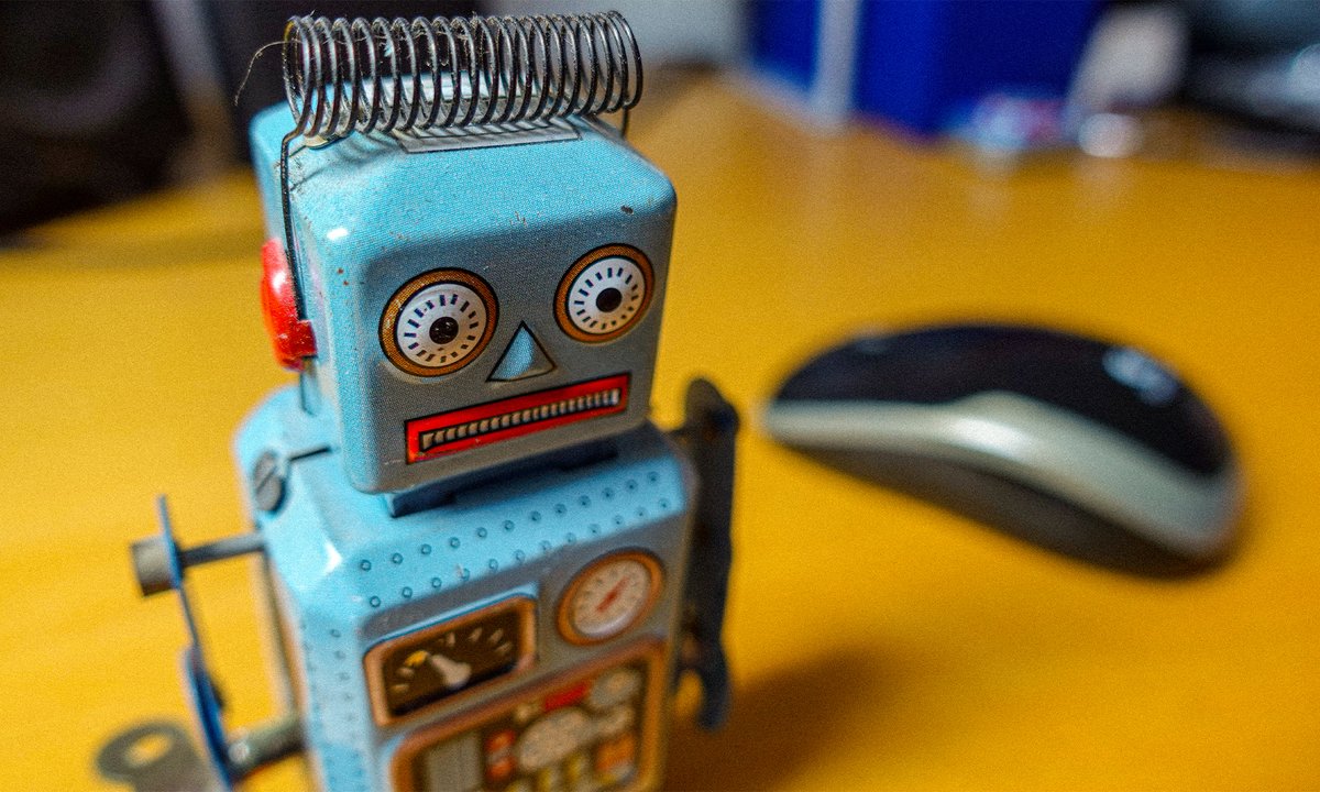 Fotografie eines kleinen Roboters als Sinnbild für digitale Transformation, IT-Service und KI-Assistenz
